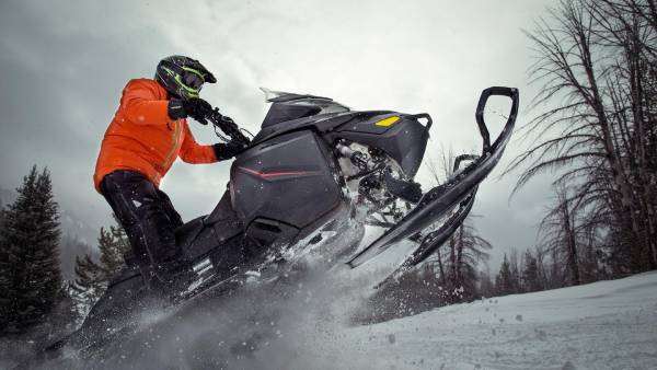 Elev som gör den praktiska delen av sitt förarbevis för snöskoter.